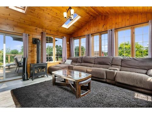 4999 Canborough Road, Wellandport, ON - Indoor Photo Showing Living Room