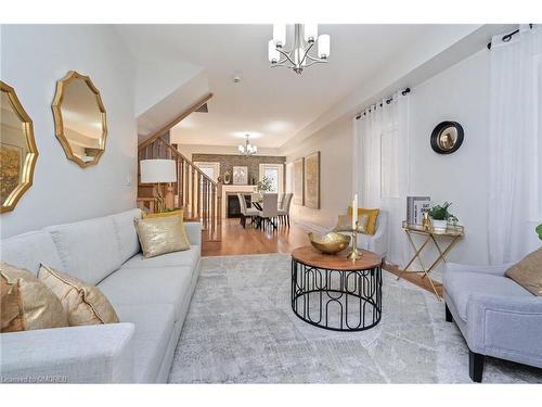 3898 Koenig Road, Burlington, ON - Indoor Photo Showing Living Room