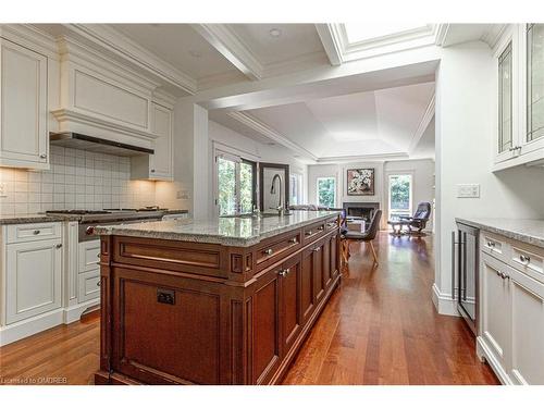 1518 Oakhill Drive, Oakville, ON - Indoor Photo Showing Kitchen With Upgraded Kitchen