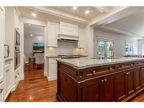 1518 Oakhill Drive, Oakville, ON - Indoor Photo Showing Kitchen With Upgraded Kitchen