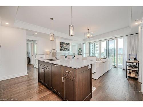 802-2060 Lakeshore Road, Burlington, ON - Indoor Photo Showing Kitchen With Upgraded Kitchen