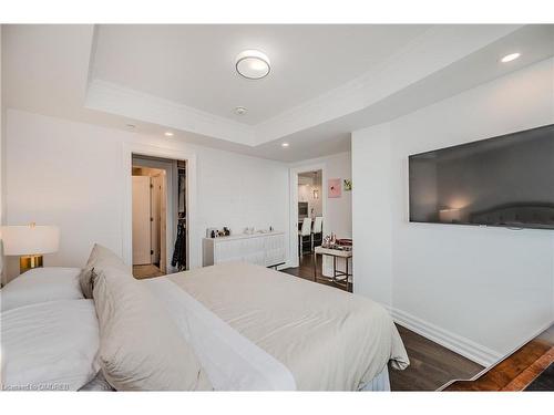 802-2060 Lakeshore Road, Burlington, ON - Indoor Photo Showing Bedroom