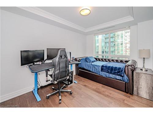 802-2060 Lakeshore Road, Burlington, ON - Indoor Photo Showing Bedroom