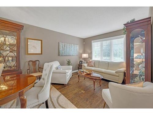 17 Michaela Crescent, Fonthill, ON - Indoor Photo Showing Living Room