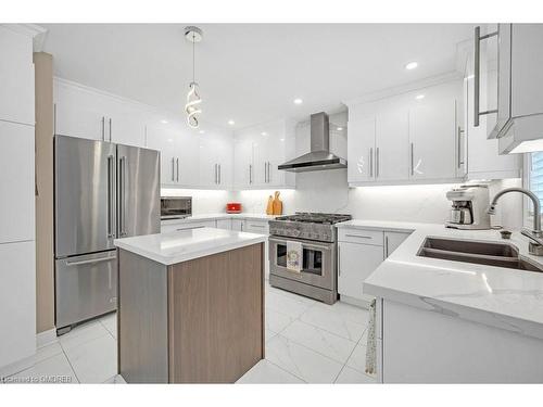 17 Michaela Crescent, Fonthill, ON - Indoor Photo Showing Kitchen With Double Sink With Upgraded Kitchen