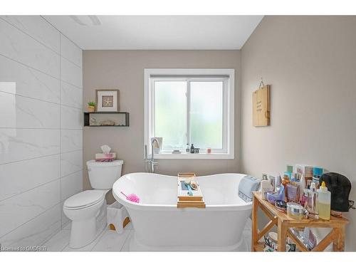 17 Michaela Crescent, Fonthill, ON - Indoor Photo Showing Bathroom