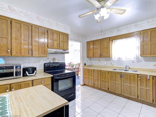 4252 Sugarbush Road, Mississauga, ON - Indoor Photo Showing Kitchen With Double Sink