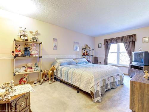 4252 Sugarbush Road, Mississauga, ON - Indoor Photo Showing Bedroom