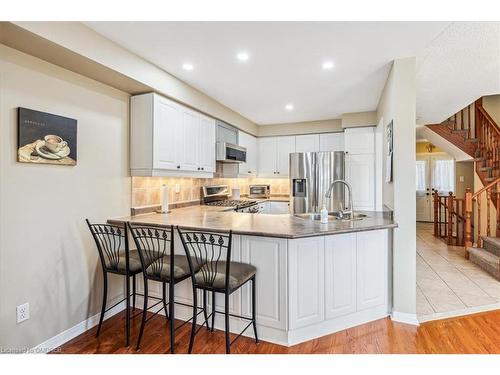 394 Stonetree Court, Mississauga, ON - Indoor Photo Showing Kitchen With Upgraded Kitchen