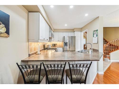 394 Stonetree Court, Mississauga, ON - Indoor Photo Showing Kitchen With Double Sink