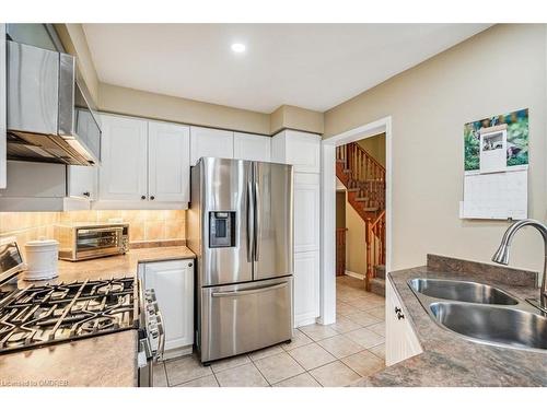 394 Stonetree Court, Mississauga, ON - Indoor Photo Showing Kitchen With Stainless Steel Kitchen With Double Sink