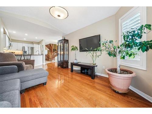 394 Stonetree Court, Mississauga, ON - Indoor Photo Showing Living Room