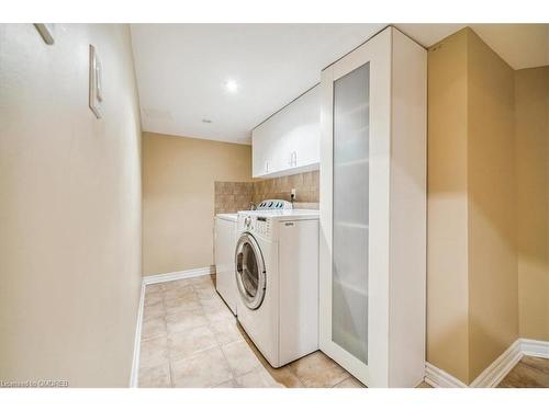 394 Stonetree Court, Mississauga, ON - Indoor Photo Showing Laundry Room