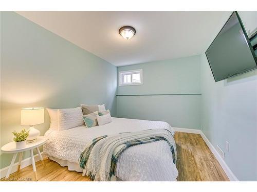 2362 Sinclair Circle, Burlington, ON - Indoor Photo Showing Bedroom