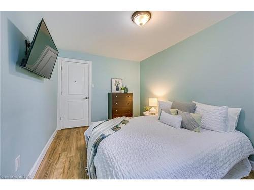 2362 Sinclair Circle, Burlington, ON - Indoor Photo Showing Bedroom