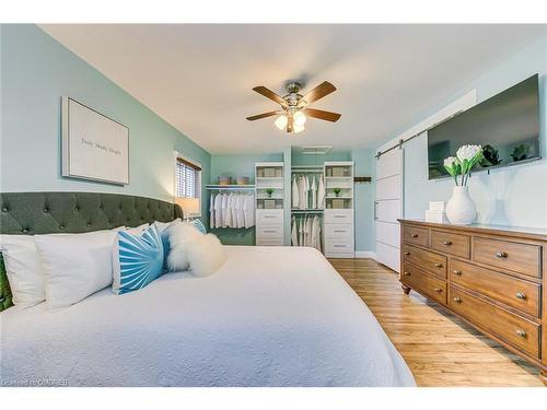 2362 Sinclair Circle, Burlington, ON - Indoor Photo Showing Bedroom