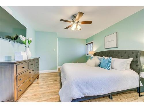 2362 Sinclair Circle, Burlington, ON - Indoor Photo Showing Bedroom