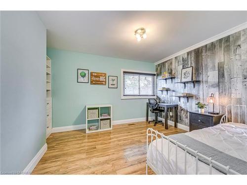 2362 Sinclair Circle, Burlington, ON - Indoor Photo Showing Bedroom