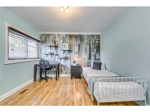 2362 Sinclair Circle, Burlington, ON - Indoor Photo Showing Bedroom