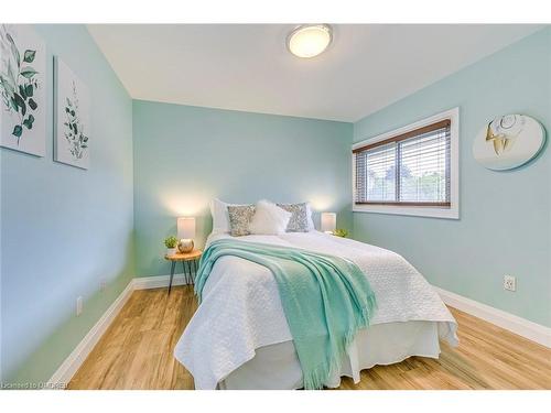 2362 Sinclair Circle, Burlington, ON - Indoor Photo Showing Bedroom