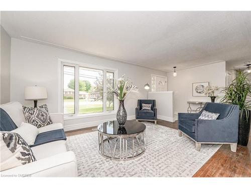 388 Appleby Line, Burlington, ON - Indoor Photo Showing Living Room