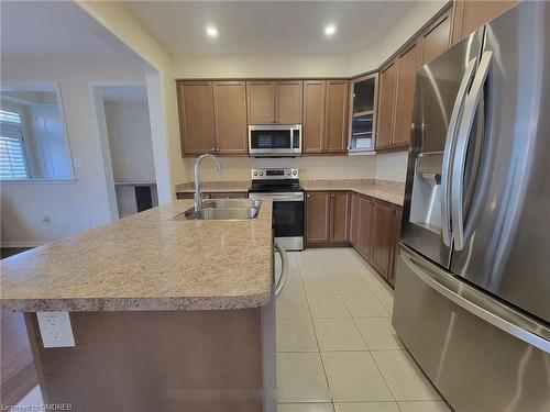 7989 Odell Crescent, Niagara Falls, ON - Indoor Photo Showing Kitchen With Double Sink With Upgraded Kitchen