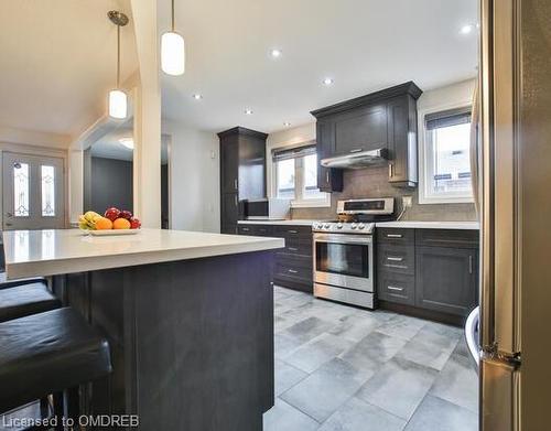 Upper-943 Blairholme Avenue, Mississauga, ON - Indoor Photo Showing Kitchen With Upgraded Kitchen