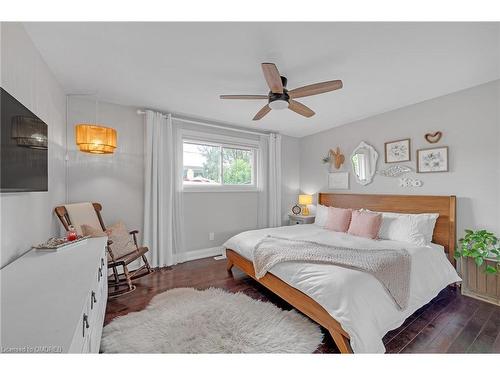 905 Cloverleaf Drive, Burlington, ON - Indoor Photo Showing Bedroom