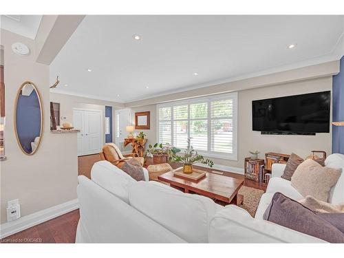 905 Cloverleaf Drive, Burlington, ON - Indoor Photo Showing Living Room