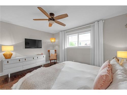 905 Cloverleaf Drive, Burlington, ON - Indoor Photo Showing Bedroom