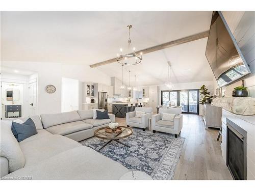 2560 2 Side Road, Burlington, ON - Indoor Photo Showing Living Room