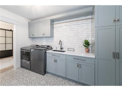 2560 2 Side Road, Burlington, ON - Indoor Photo Showing Kitchen