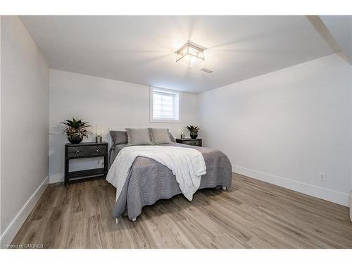 2560 2 Side Road, Burlington, ON - Indoor Photo Showing Bedroom