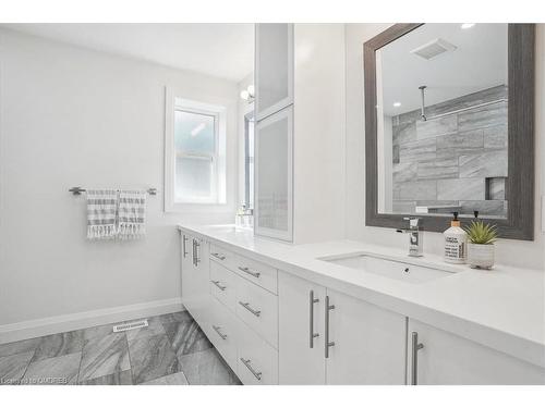 715 Drury Lane, Burlington, ON - Indoor Photo Showing Bathroom