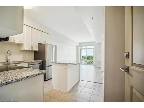 719-2490 Old Bronte Road, Oakville, ON - Indoor Photo Showing Kitchen With Upgraded Kitchen