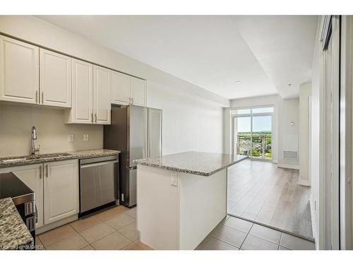 719-2490 Old Bronte Road, Oakville, ON - Indoor Photo Showing Kitchen