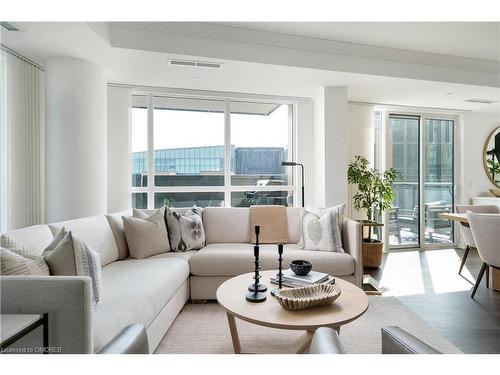 804-2060 Lakeshore Road, Burlington, ON - Indoor Photo Showing Living Room