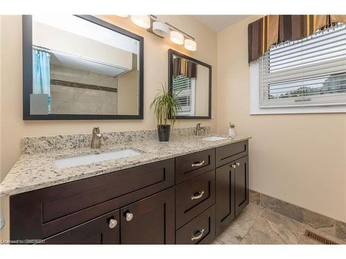 2123 Kawartha Crescent, Mississauga, ON - Indoor Photo Showing Bathroom