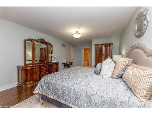 2123 Kawartha Crescent, Mississauga, ON - Indoor Photo Showing Bedroom