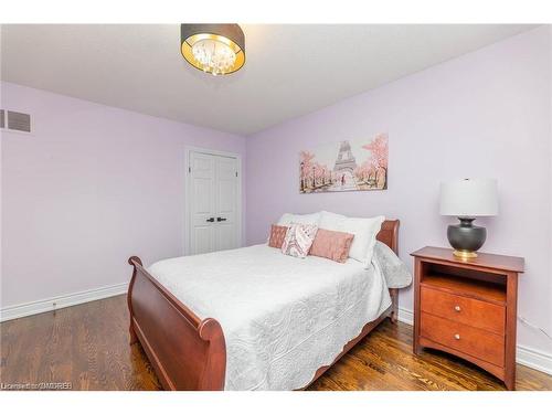 2123 Kawartha Crescent, Mississauga, ON - Indoor Photo Showing Bedroom