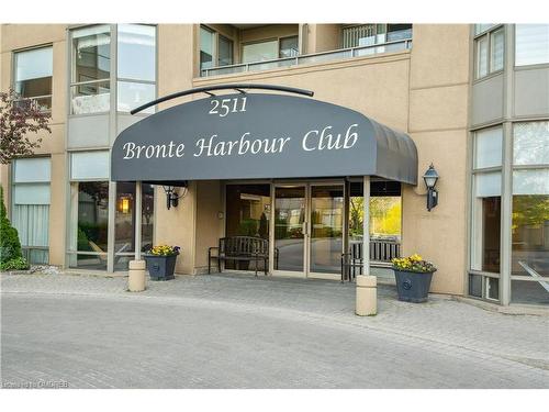 204-2511 Lakeshore Road W, Oakville, ON - Outdoor