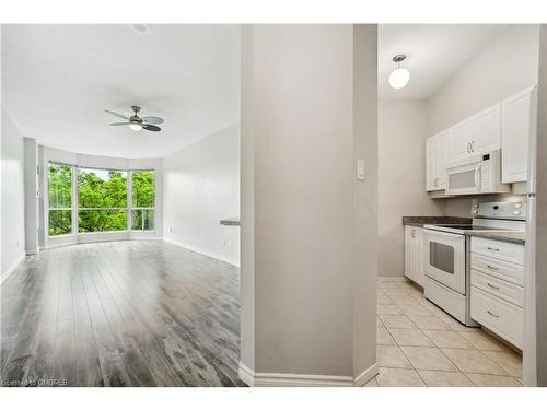 204-2511 Lakeshore Road W, Oakville, ON - Indoor Photo Showing Kitchen