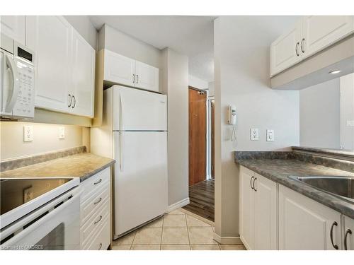 204-2511 Lakeshore Road W, Oakville, ON - Indoor Photo Showing Kitchen