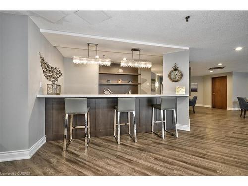 204-2511 Lakeshore Road W, Oakville, ON - Indoor