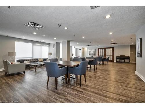 204-2511 Lakeshore Road W, Oakville, ON - Indoor Photo Showing Other Room