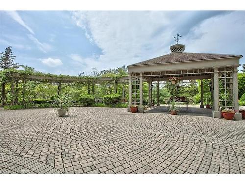 204-2511 Lakeshore Road W, Oakville, ON - Outdoor