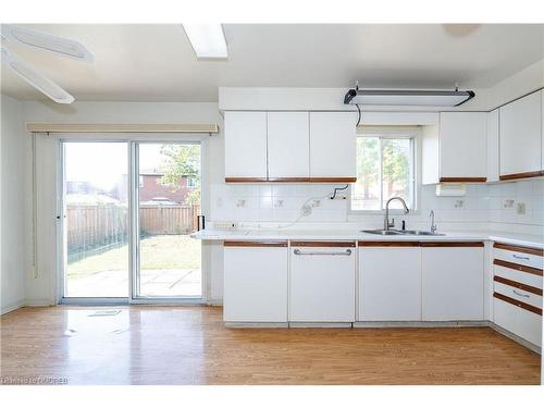 2104 Laurelwood Drive, Oakville, ON - Indoor Photo Showing Kitchen With Double Sink