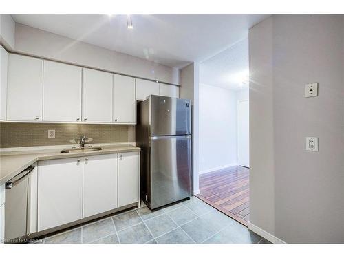 124-1496 Pilgrims Way, Oakville, ON - Indoor Photo Showing Kitchen