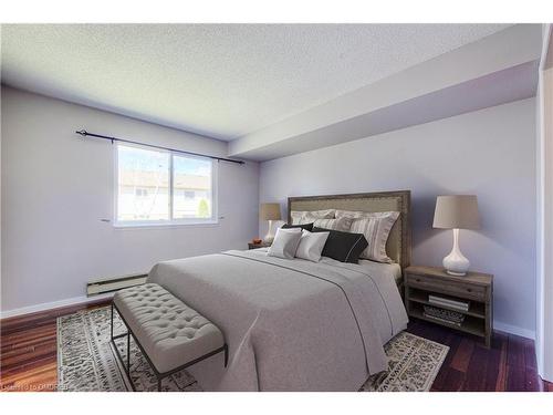 124-1496 Pilgrims Way, Oakville, ON - Indoor Photo Showing Bedroom