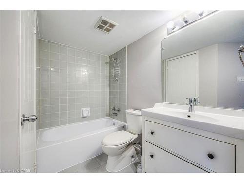 124-1496 Pilgrims Way, Oakville, ON - Indoor Photo Showing Bathroom